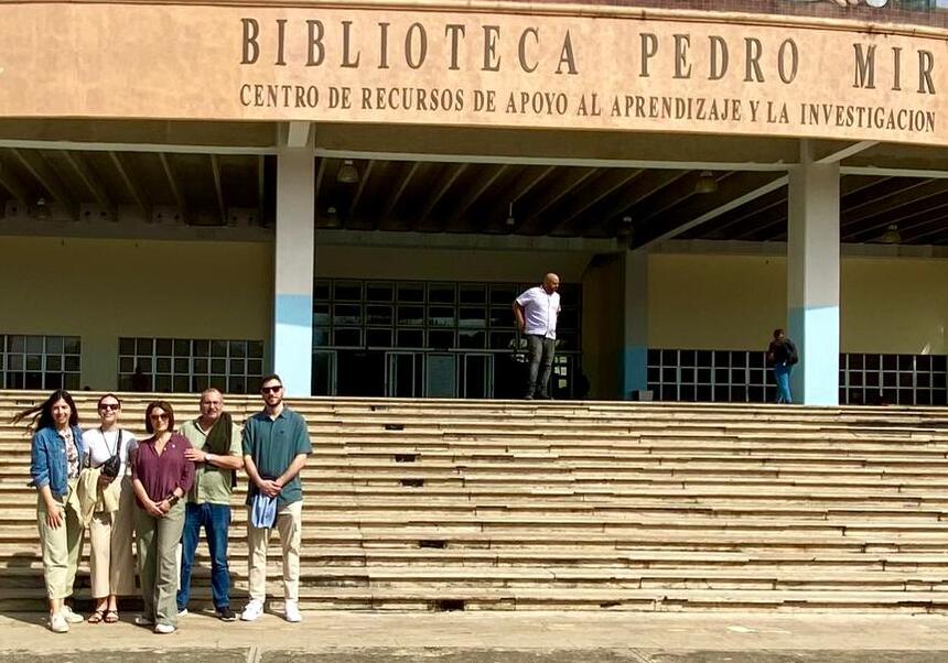 Equipo ARMAQoL frente a la Biblioteca Pedro Mir en la Universidad Autónoma de Santo Domingo
